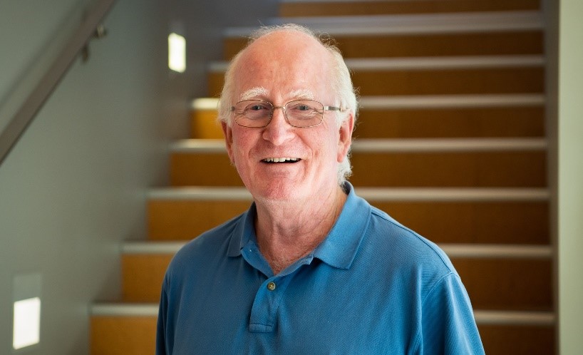 Photo of Le professeur Michael Burridge, scientifique renommé dans le domaine des cellules, reçoit son doctorat