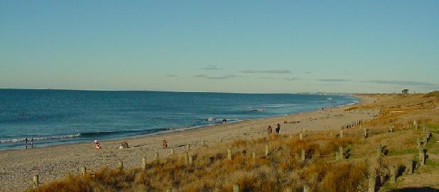 Papamoa Beach, New Zealand, by Stephen Morris, 2007 [Wikicommons)