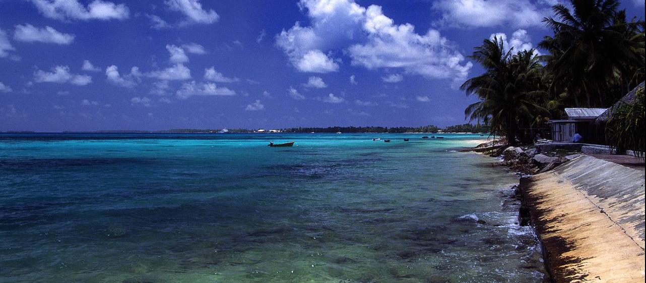 A beach at Funafuti atoll, Tuvalu, March 2000 [Stefan Lins/Wikimedia]