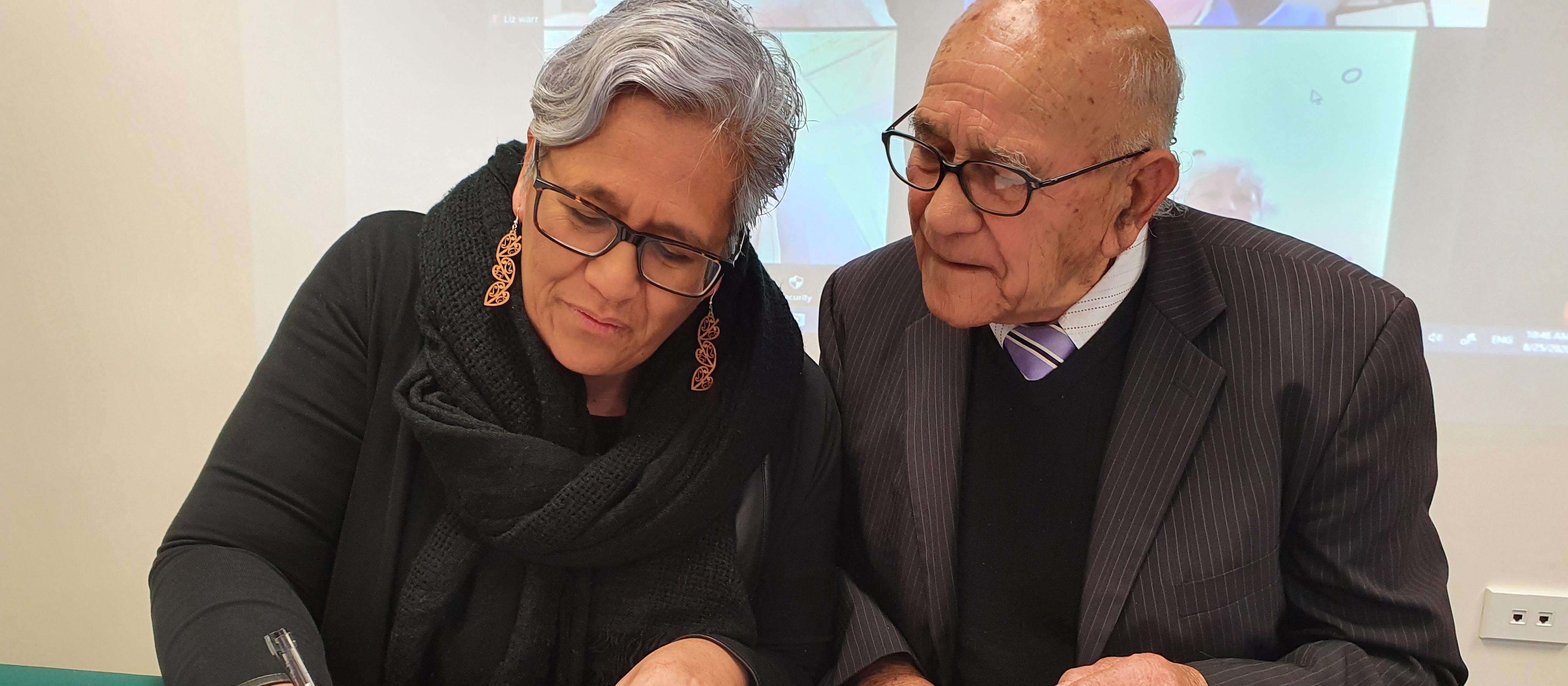 Margareth Broodkoorn signs contract with trust chair Frank Herbert 