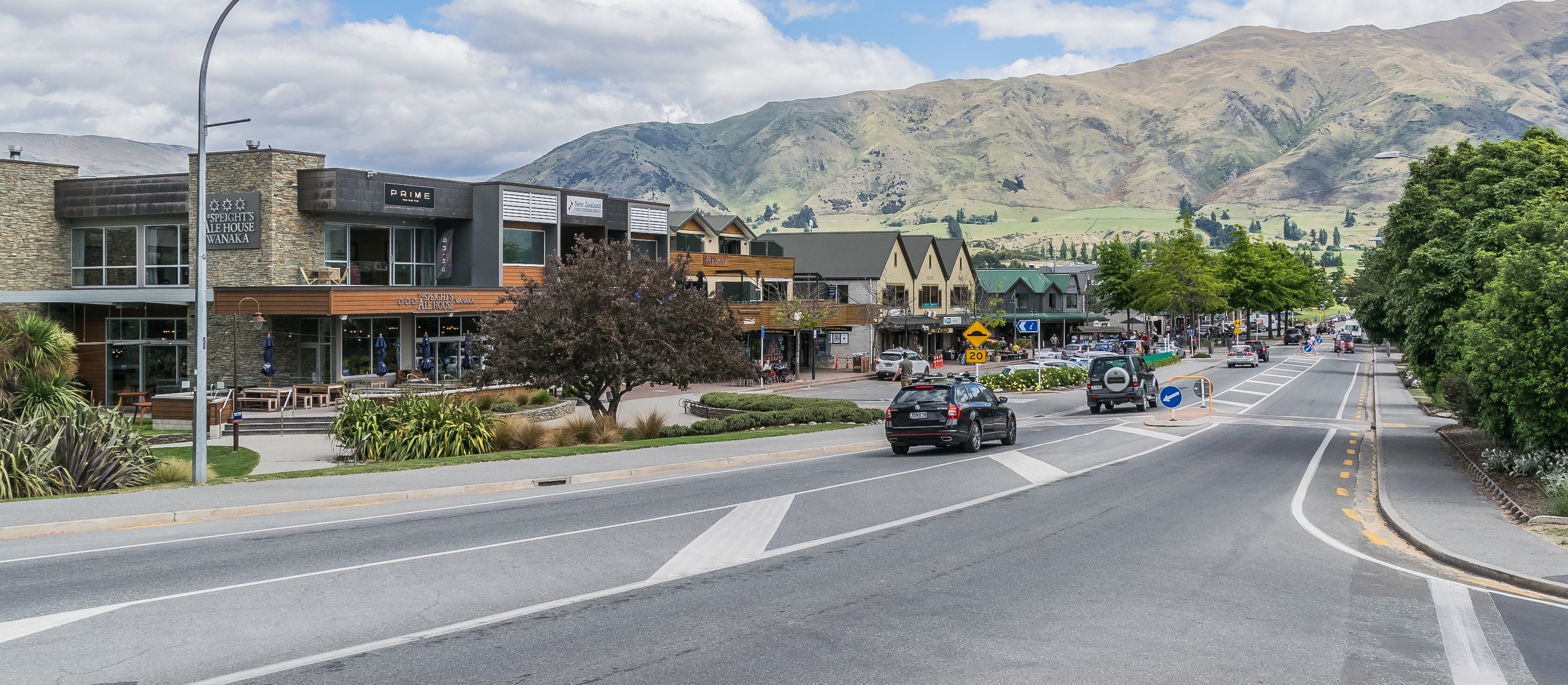 Ardmore Street in Wanaka in Otago Region, South Island of New Zealand. Krzysztof Golik on Wikimedia Commons