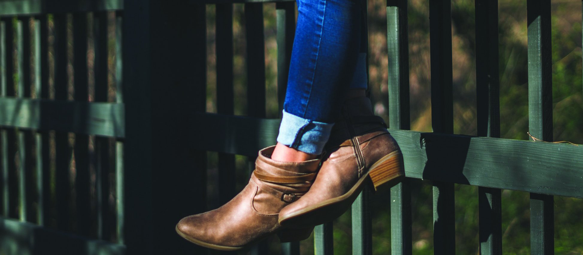 Fence sitting_Gui Avelar on Unsplash