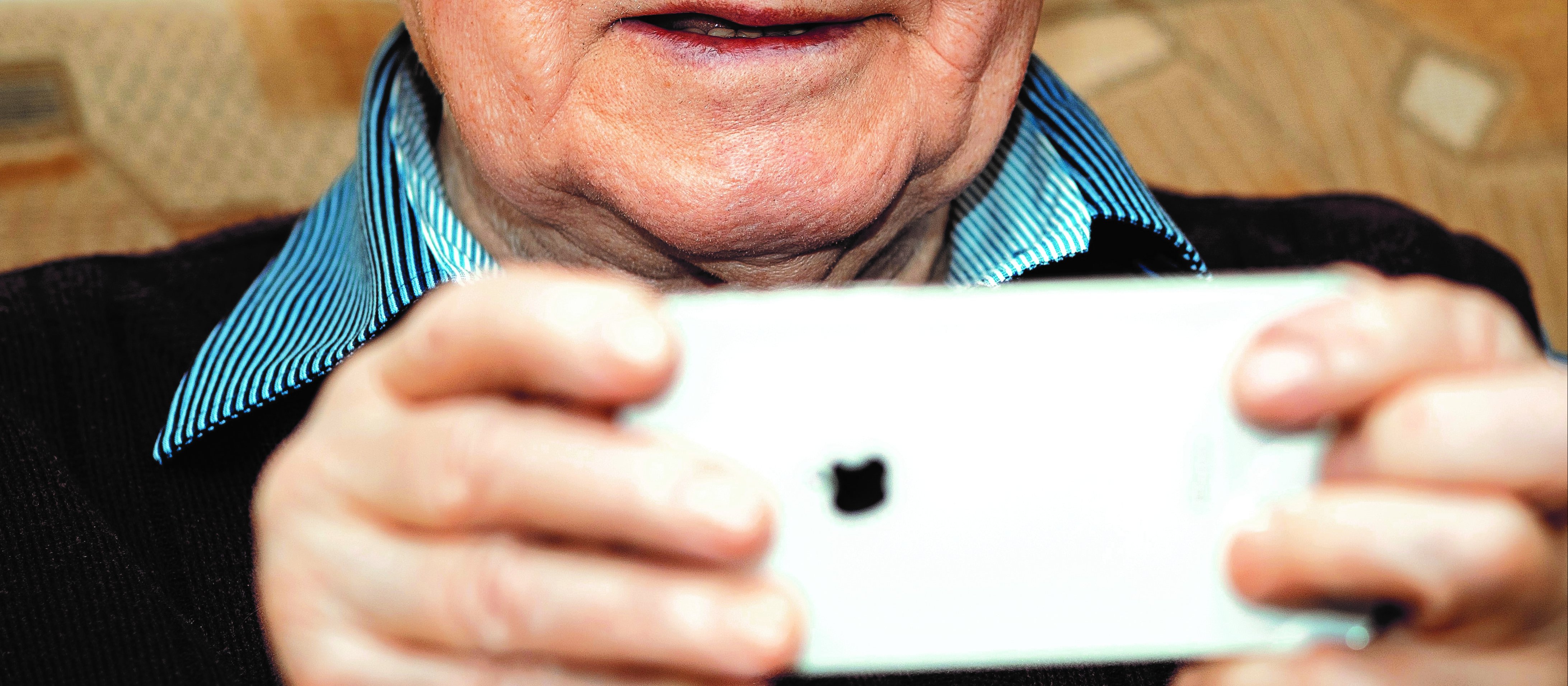 Older man with a smart phone_Adam Niescioruk on Unsplash