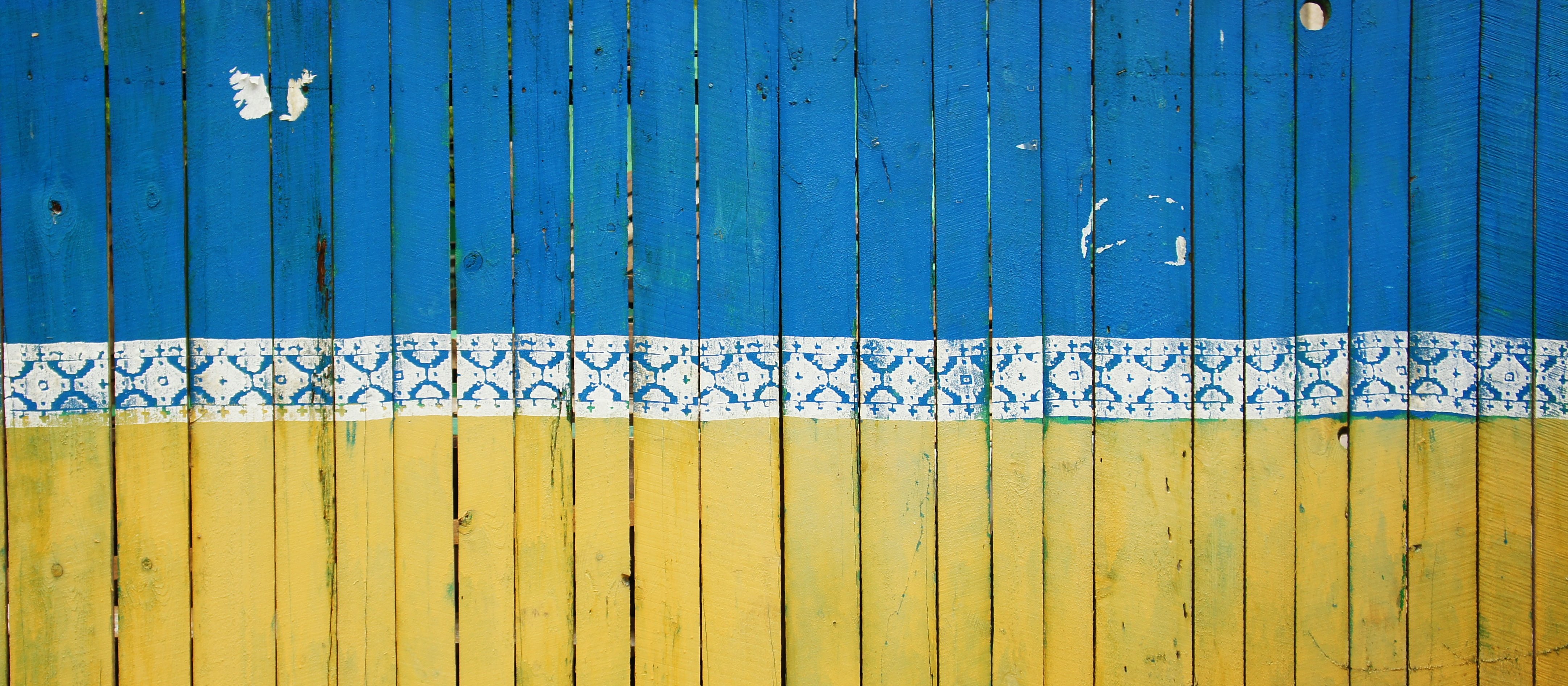  The fence of a construction site in Kiev as screen of Ukrainian patriotism [Image: Tina Hartung on Unsplash]