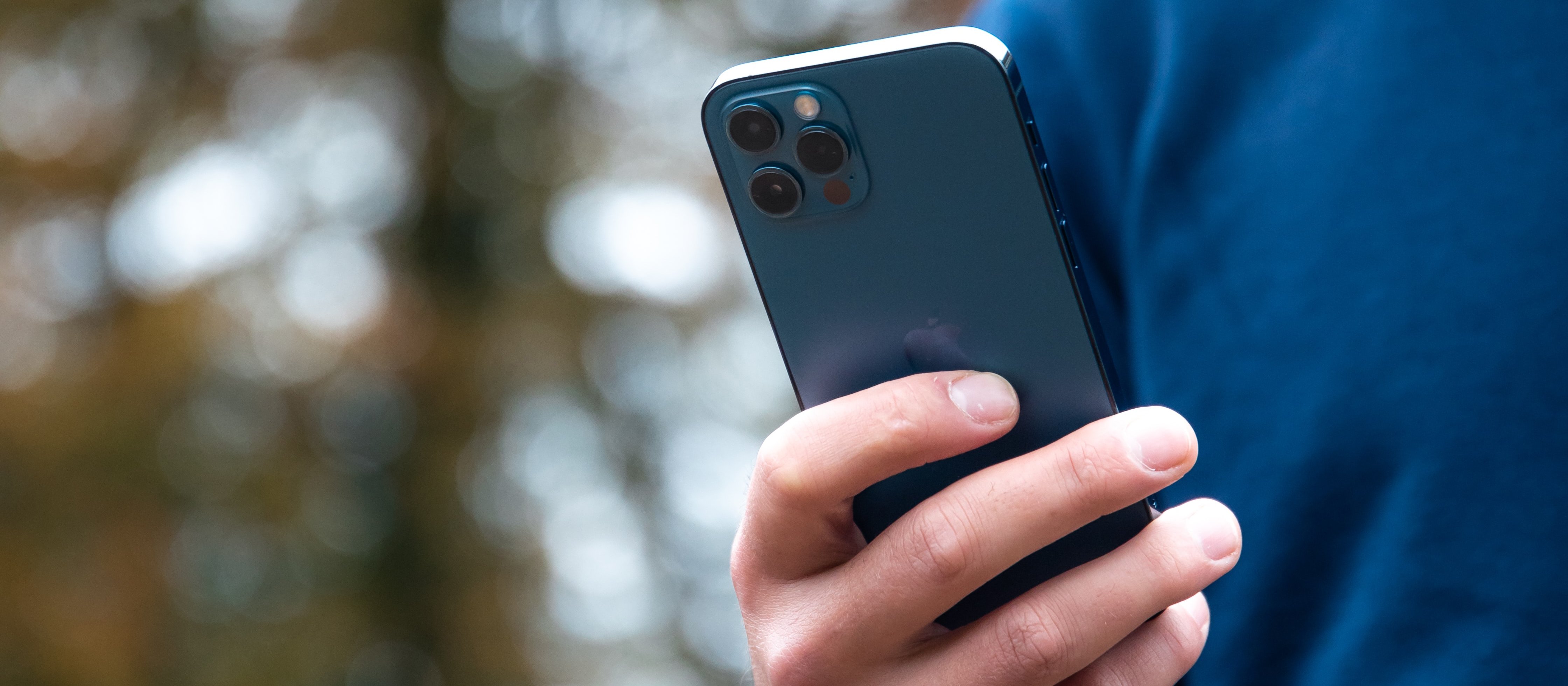 Cellphone user CR Alwin Kroon on Unsplash