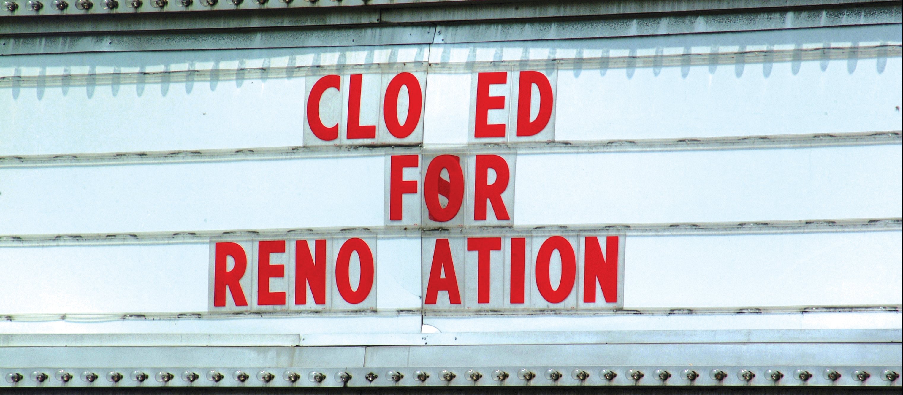 closed sign CR Ben Hershey on Unsplash