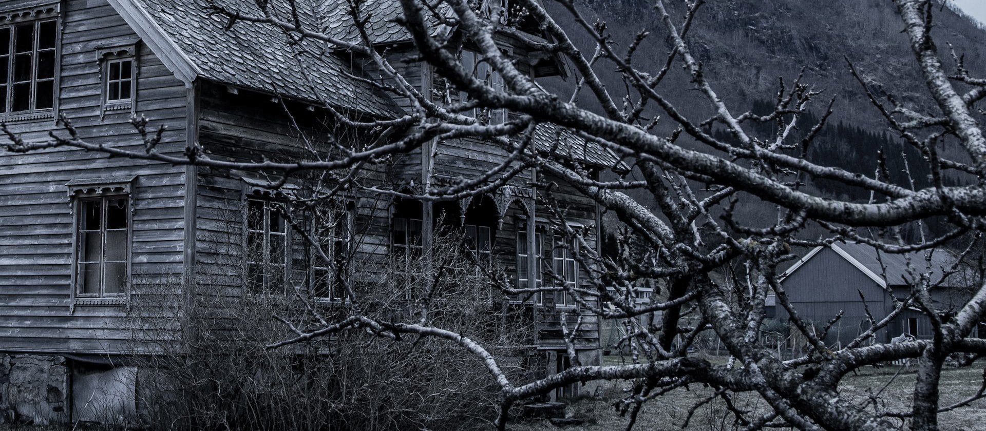 Spooky_house_Credit_Angel-Luciano-on-Unsplash.jpg 