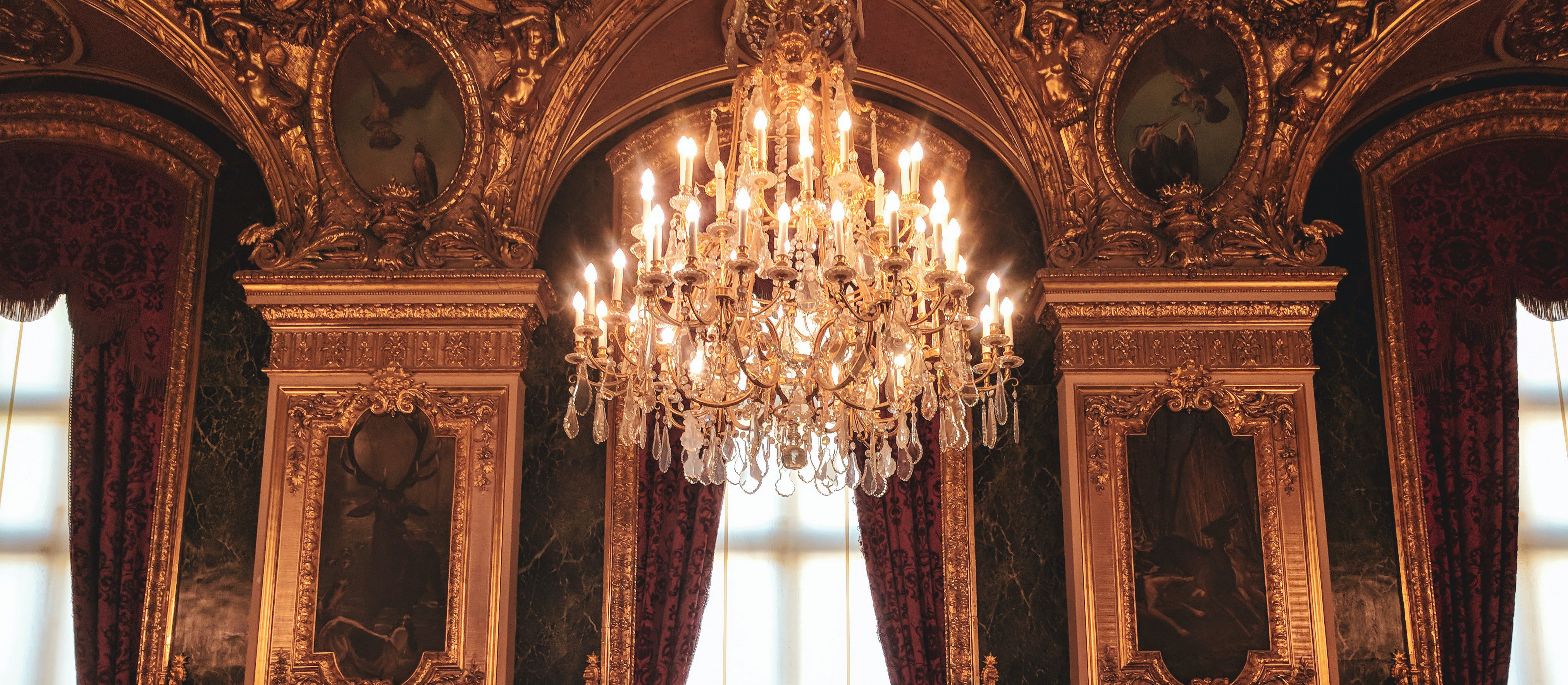 Chandelier CR Sigmund on Unsplash
