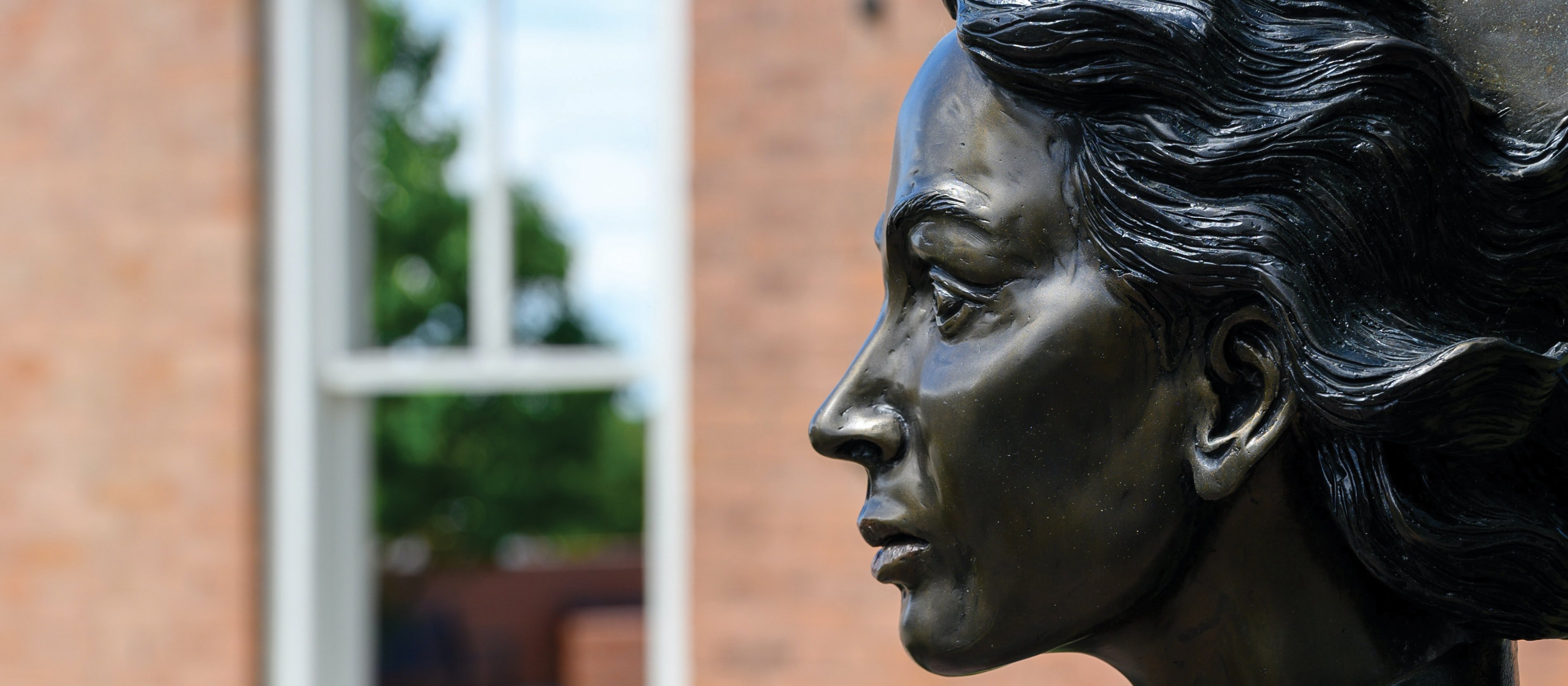 Nurse statue CR Graham Ruttan on Unsplash