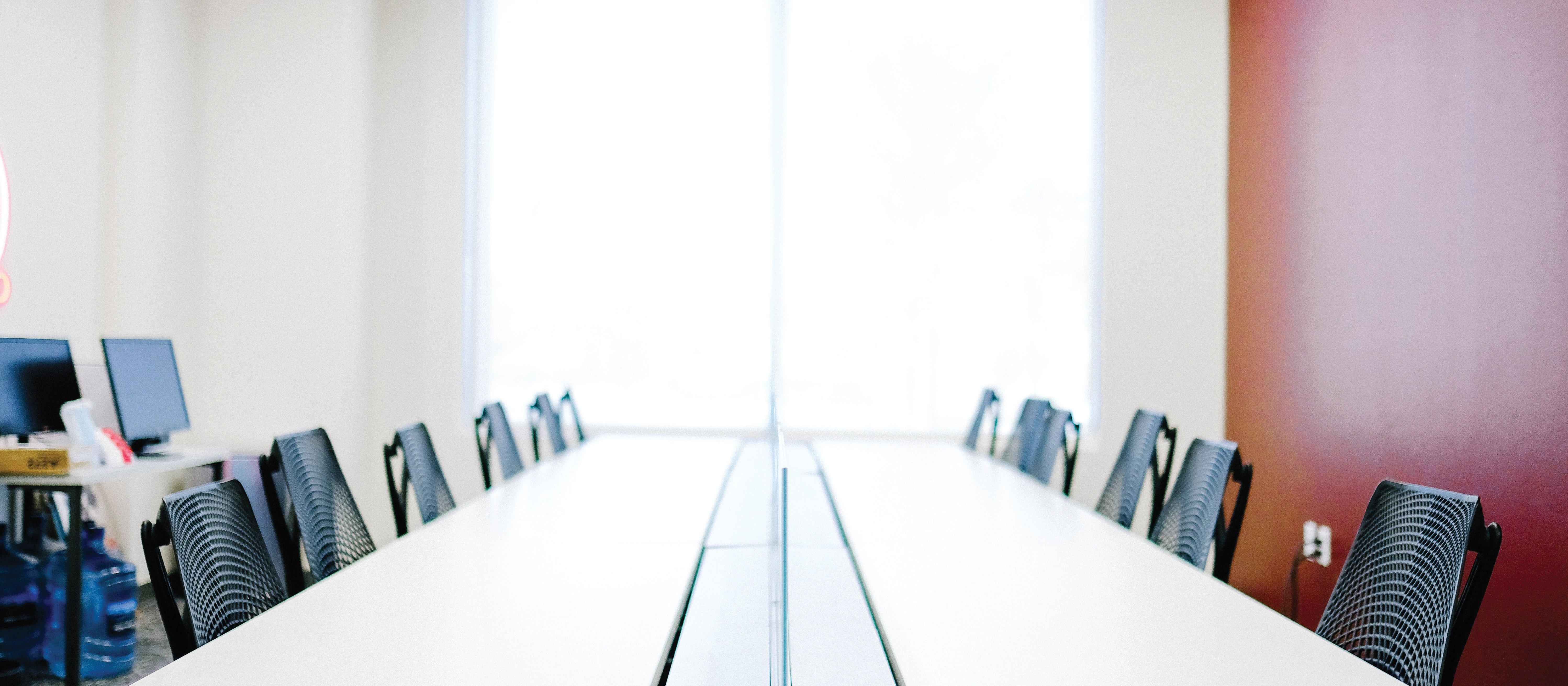 Meeting room CR Kenny Eliason on Unsplash