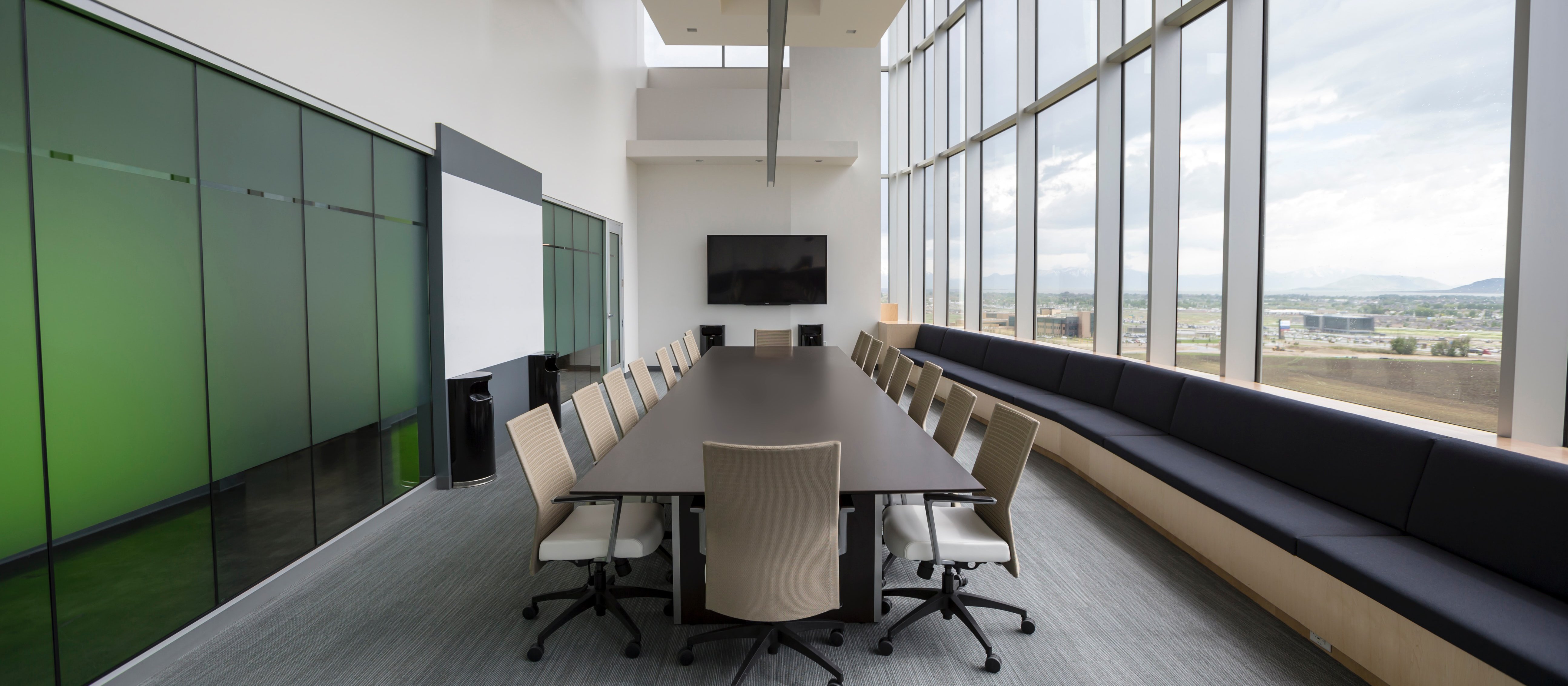 Board room CR Benjamin Child on Unsplash