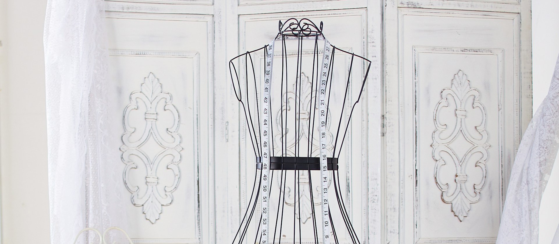 Dressmaking mannequin CR Roberto Martinez on Unsplash