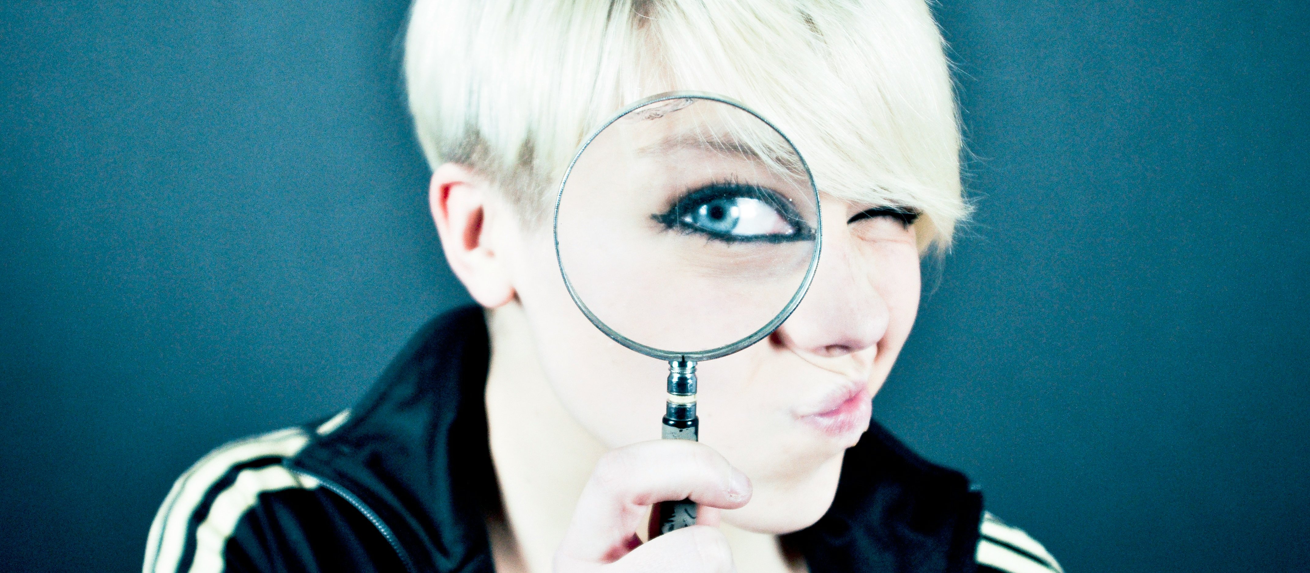 Magnifying glass woman Emiliano Vittoriosi on Unsplash