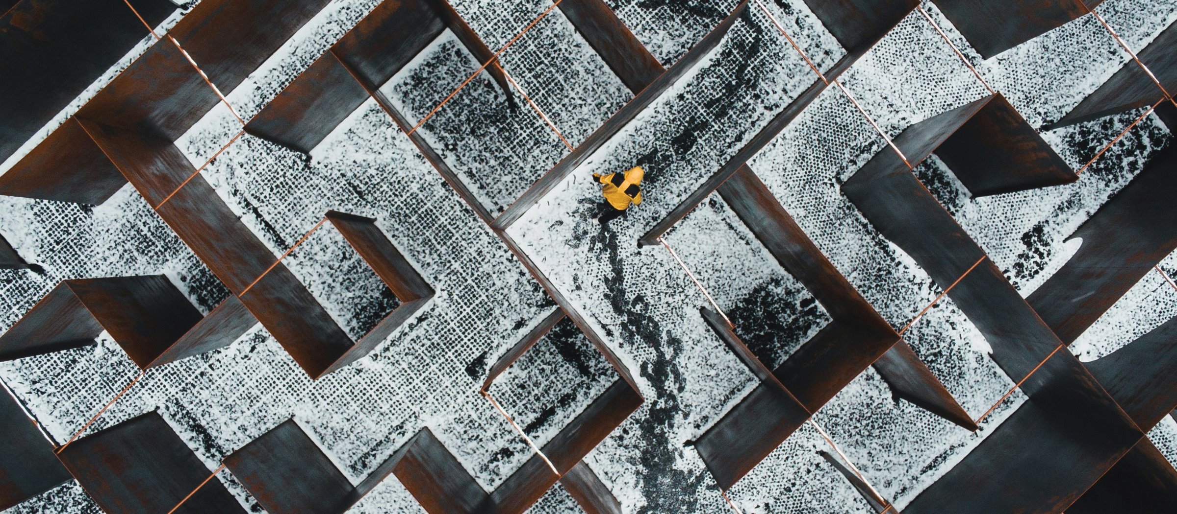 Maze CR Dan Asaki on Unsplash