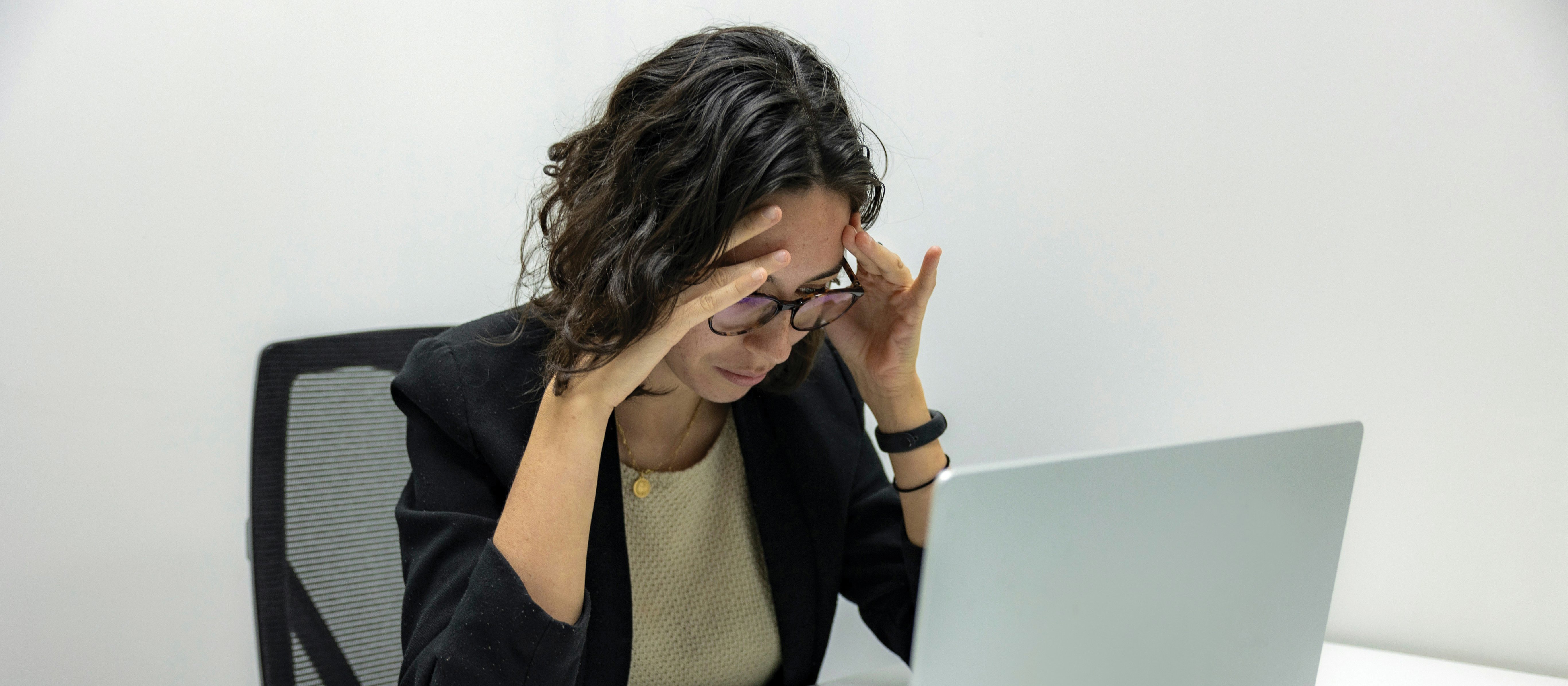 Woman on laptop CR Resume Genius on Unsplash