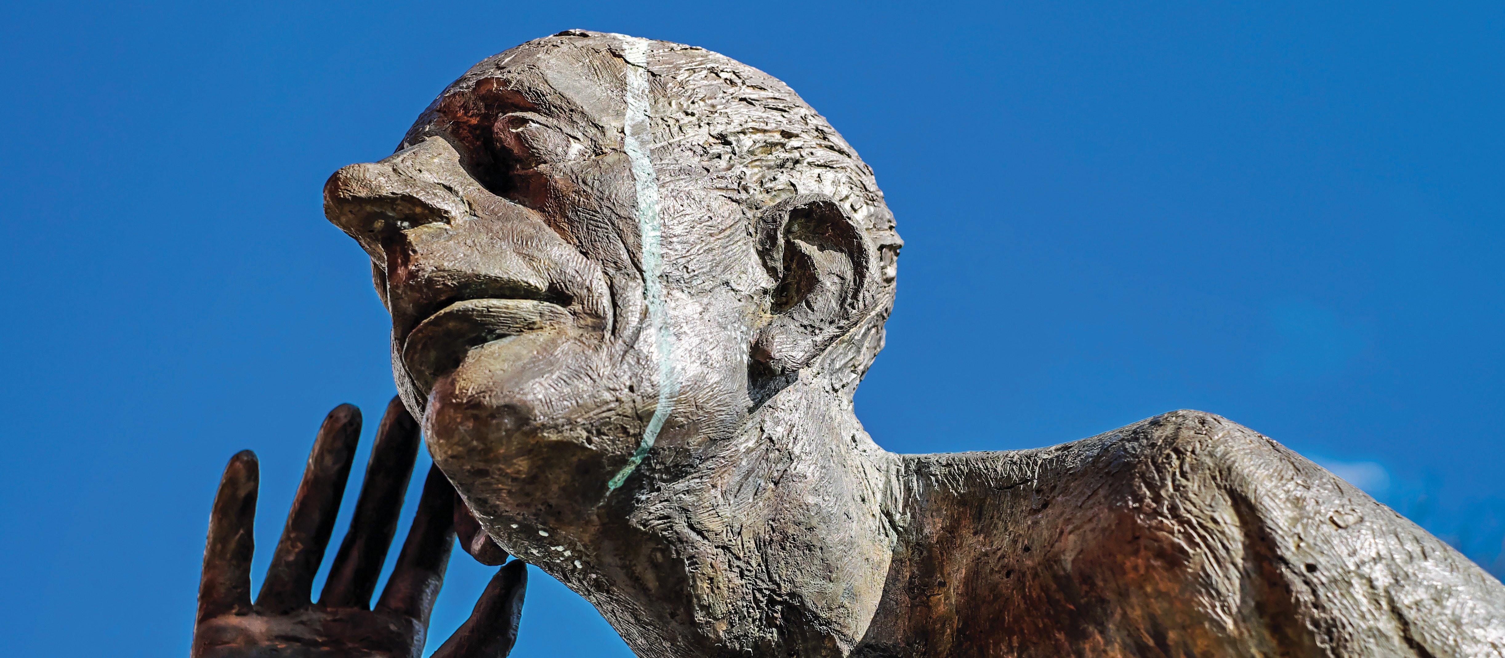 Listen statue
