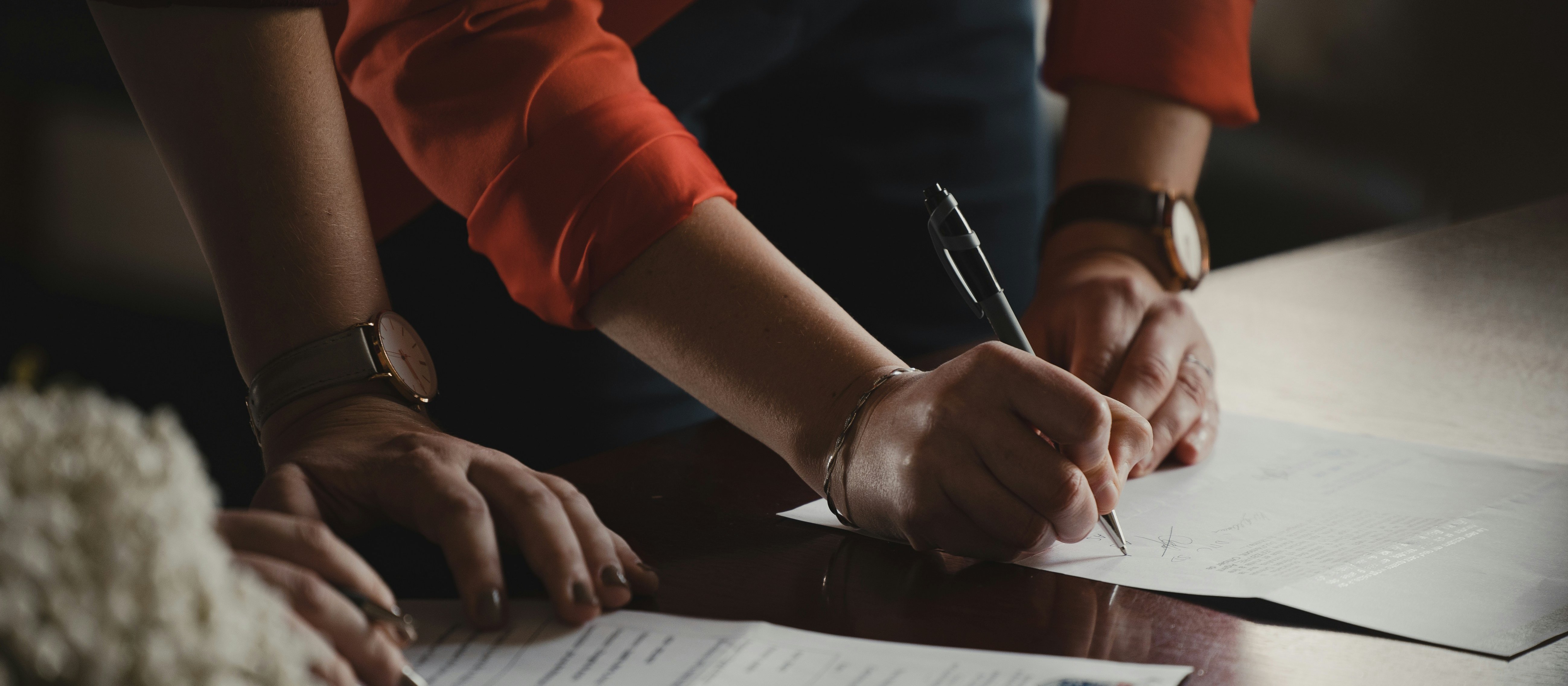 Signing contract CR Romain Dancre on Unsplash