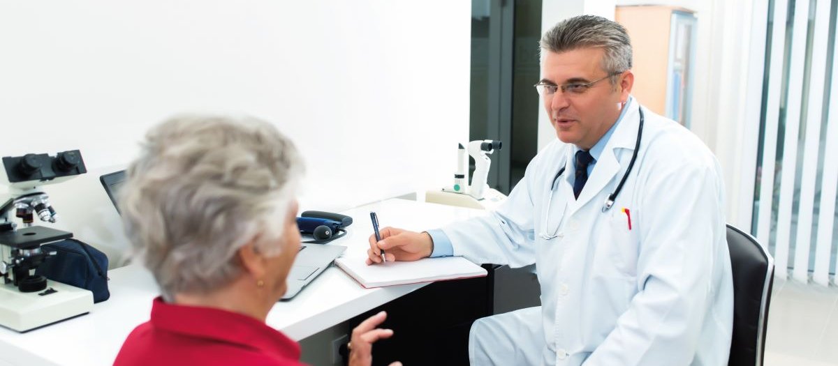 GP consult elder woman, lab