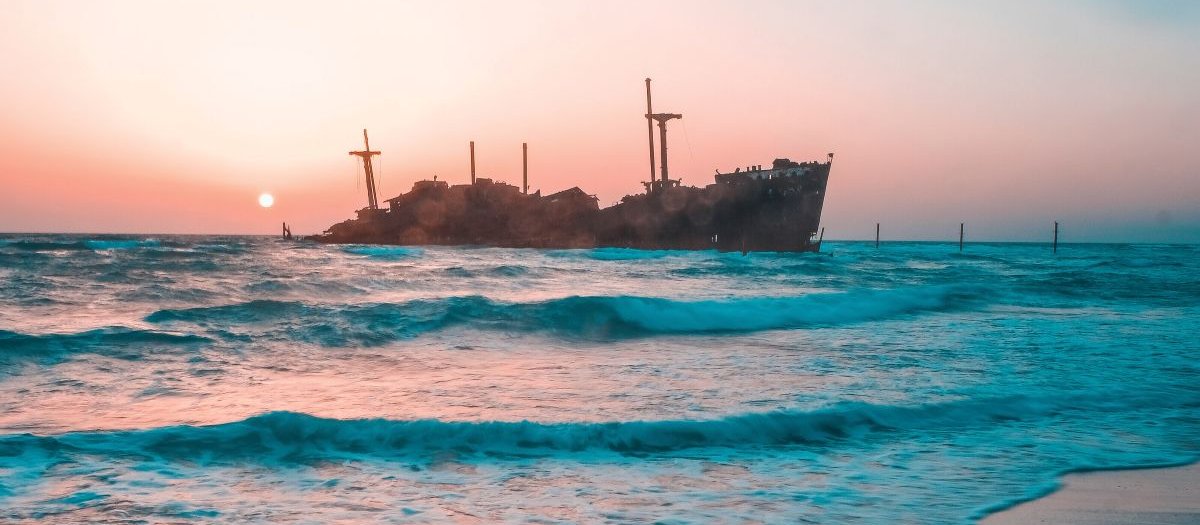 Sinking ship CR Sam Moghadam Khamseh on Unsplash