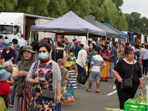 market crowd