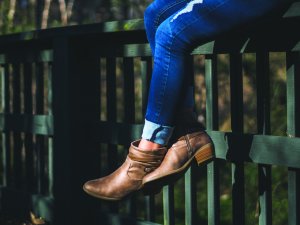 Fence sitting_Gui Avelar on Unsplash