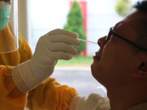 COVID-19 swab, nasal swab, Mufid Majnun on Unsplash