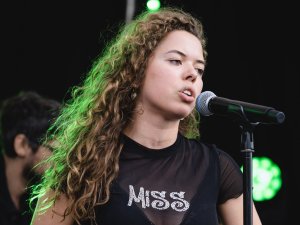 Nilufer Yanya CR Paul Hudson on Wikimedia Commons cc 2.0