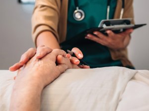 Patients Hands CR doble-d on iStock