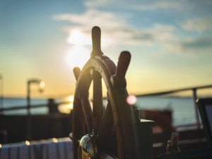 boat's wheel CR Maximilian Weisbecker on Unsplash