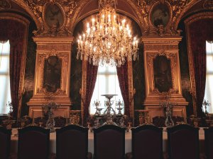 Chandelier CR Sigmund on Unsplash