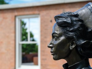 Nurse statue CR Graham Ruttan on Unsplash