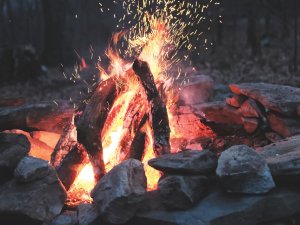 Fire circle CR Wren Meinsberg on Unsplash