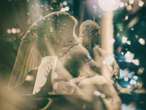 Angel statue male CR Julia Kadel on Unsplash