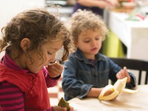 Kids eating 