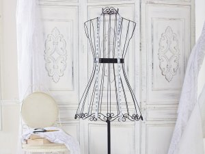Dressmaking mannequin CR Roberto Martinez on Unsplash
