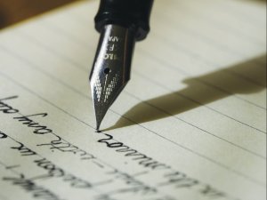 Fountain pen CR Aaron Burden on Unsplash