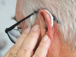 Elderly_man_hearing_Aid