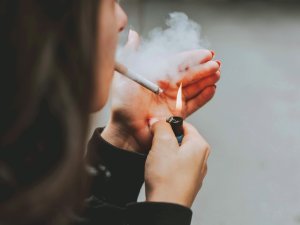 Woman_Smoking_CR_lilartsy_on_unsplash