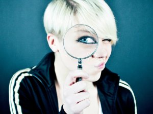 Magnifying glass woman Emiliano Vittoriosi on Unsplash