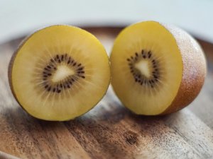 Kiwifruit gold CR Pond Juprasong on Unsplash 