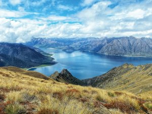 Lake Wanaka CR Hannah Wright on Unsplash
