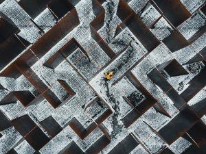 Maze CR Dan Asaki on Unsplash