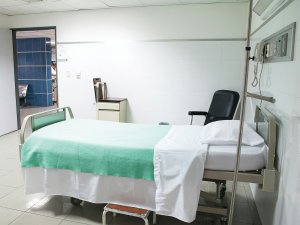 Hospital clinic bed CR Martha Dominguez De Gouveia on Unsplash