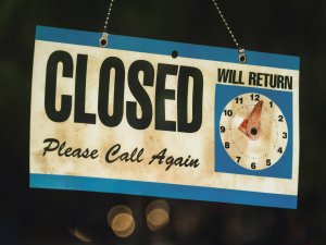 Closed sign CR Tim Mossholder on Unsplash