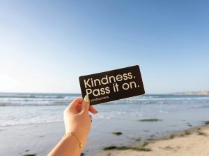 Kindness message CR Mei Ling Mirow on Unsplash