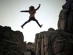 Cliff jumping CR Sammie Chaffin on Unsplash