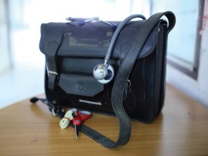 Doctor's bag CR Thalerngsak Mongkolsin on iStock