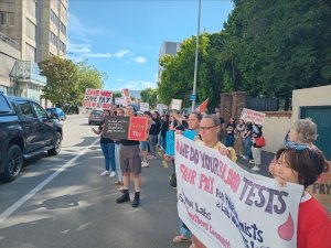 Striking lab workers in Dunedin (February 2025)