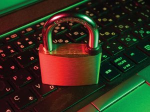Cyber padlock CR Fly-d-m On Unsplash