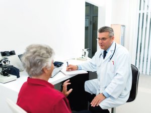 GP consult elder woman, lab